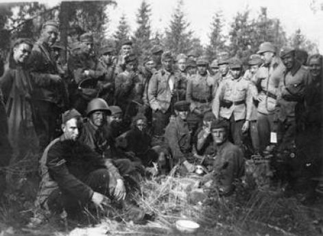 Пленные красноармейцы в окружении финских солдат. Сентябрь 1941 г.
