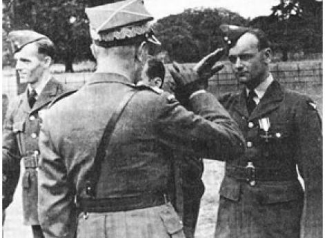 Чехословацким летчикам вручаются польские военные награды. Сентябрь 1939 г.