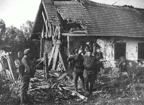 Венгерские солдаты берут в плен красноармейцев. 1941 г. Источник: mek.niif.hu