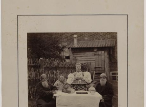 За накрытым столом.