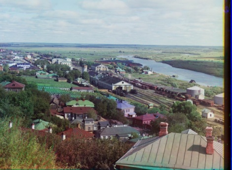 Вид на железнодорожный путь, город, р. Клязьму и пойменные луга.