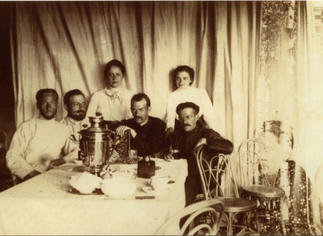 За чайным столом.