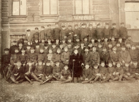 Приказчики-мальчики и служащие лавки