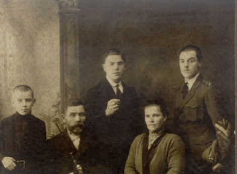 Управляющий делами Рыбинского Совнархоза Дыренков Н.И. с родителями и братьями