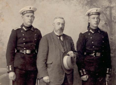 Николай Александрович Бруни с сыновьями в форме гардемаринов