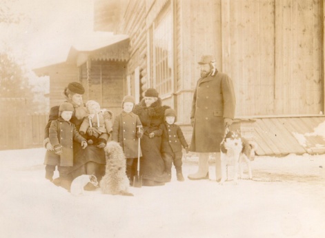 Семья Николая Александровича Бруни на даче в Левашове зимой