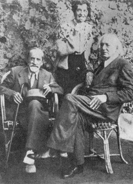 У него «несчастная любовь» к Муссолини. Как всякий страдающий такой любовью, он все бранит теперь вокруг
