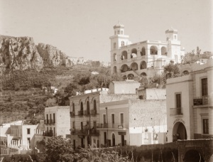 Все мещанские течения в социал-демократии воюют всего больше с философским материализмом, тянут к Канту, к неокантианству, к критической философии