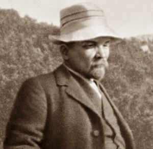 Богданов с давних лет выступает противником философии марксизма и защищает буржуазно-идеалистические взгляды против материализма Маркса и Энгельса