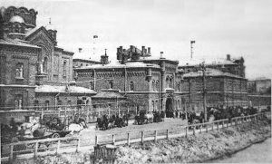 В Пересыльной тюрьме в 22-й камере, студентам читан реферат "Отношение Максима Горького к современной культуре и интеллигенции"