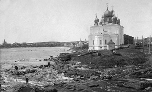 По приезде был ограблен в лагере при вооруженном нападении и сидел под тремя топорами, но, как видишь, спасся...